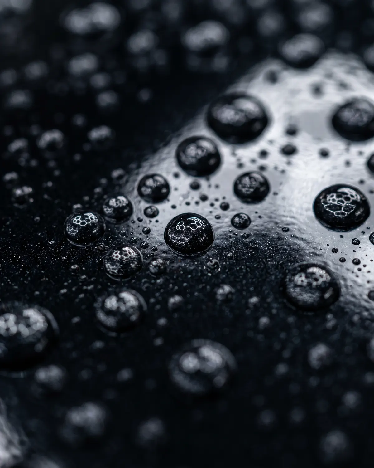 KI-generierte Visualisierung: Wasserperlen auf keramikversiegeltem schwarzem Lack mit Hexagon-Spiegelung